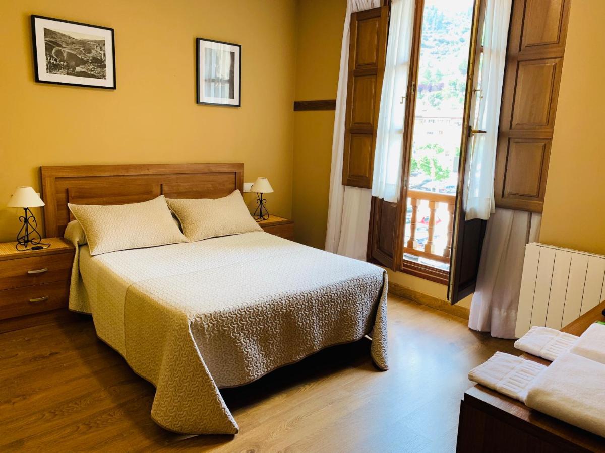 Hostal La Serna Hotel Potes Kültér fotó
